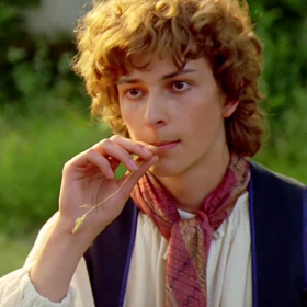 Kudrnaté vlasy si nechal udělat speciálně na Troškovo přání.