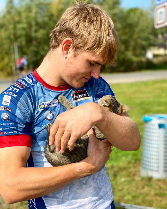 Tomáš Mikyska má dobré srdce, není mu lhostejný osud opuštěných zvířátek. Takto na jednom ze závodů zachraňoval kočičku.