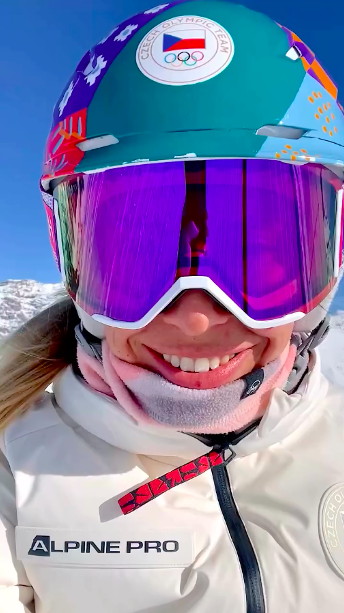 Eva má na Olympiádě speciální helmu.