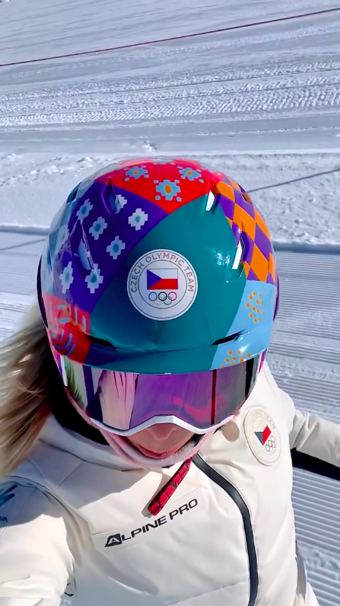 Helma má vzory svetru, který má po své matce.