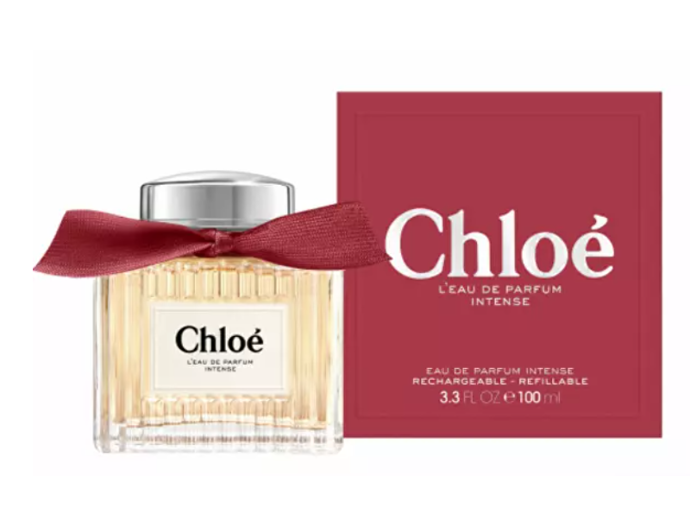 Novinku s bordó mašličkou Chloé Intense, Le Parfum, zakoupíte za 2 805 Kč za 100 ml.