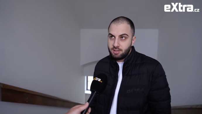 Youtuber Mike Oganesjan jako první veřejně upozornil na kauzu Pepy Kůrky.