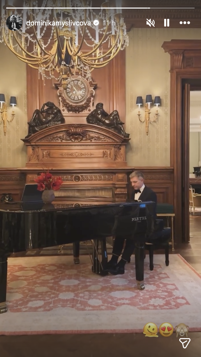 Nechybí ani živá hudba.