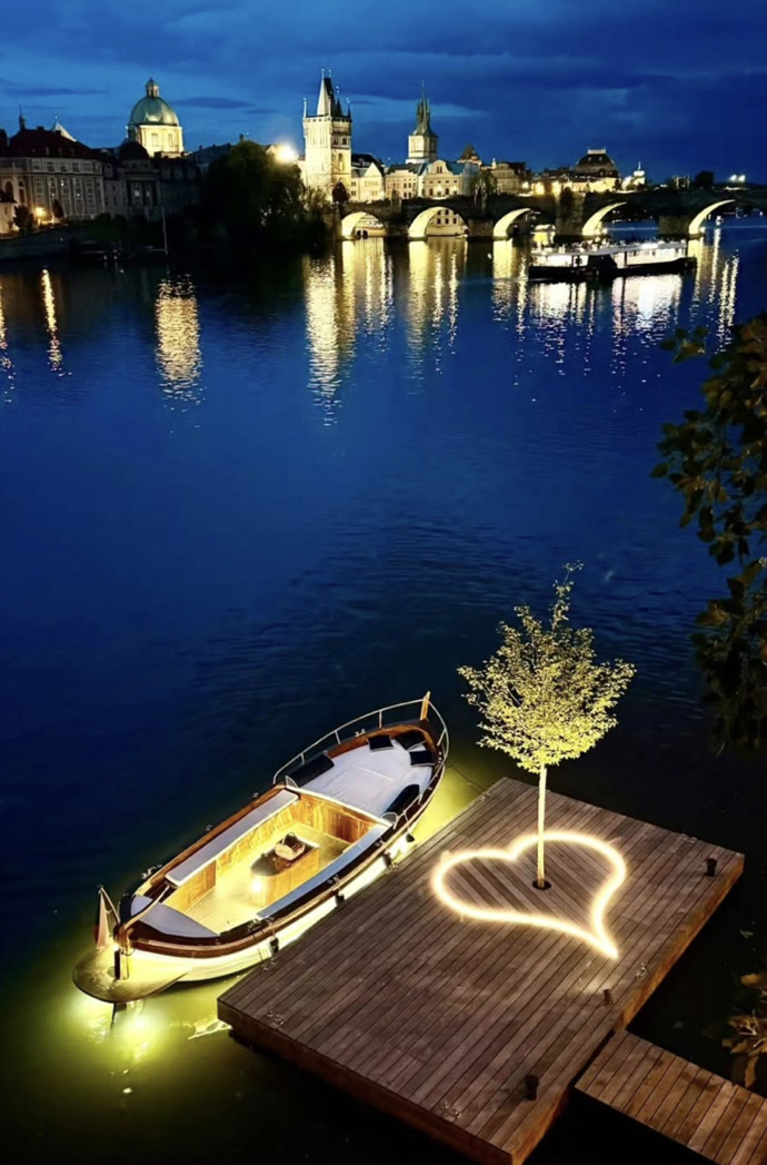 Měli romantickou projížďku.