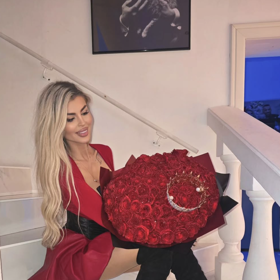 Lela dostala od Karlose rudé růže.