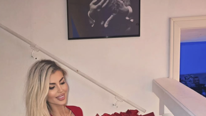 FOTO: Lela dostala od Karlose rudé růže.