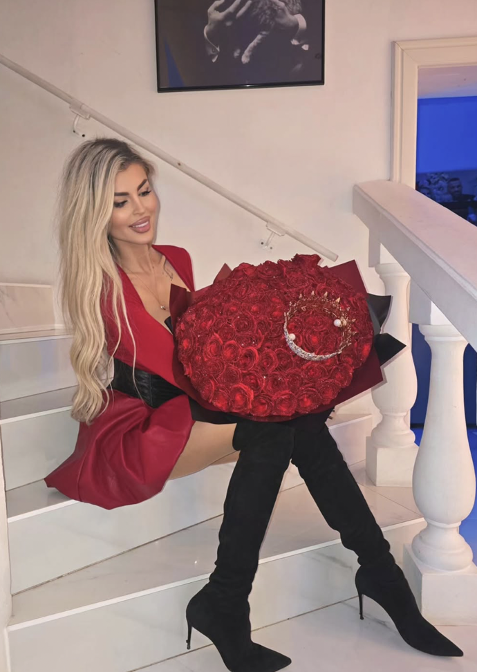 Lela dostala od Karlose rudé růže.