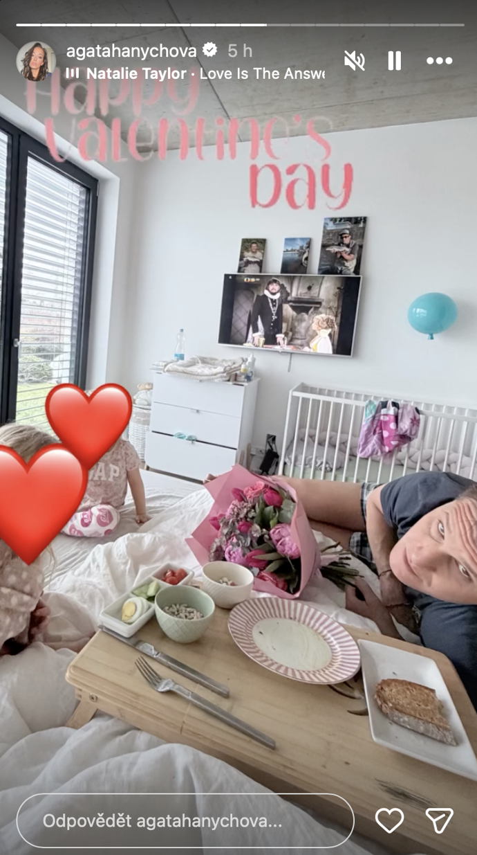Agáta Hanychová dostala na Valentýna květiny a také snídani do postele.