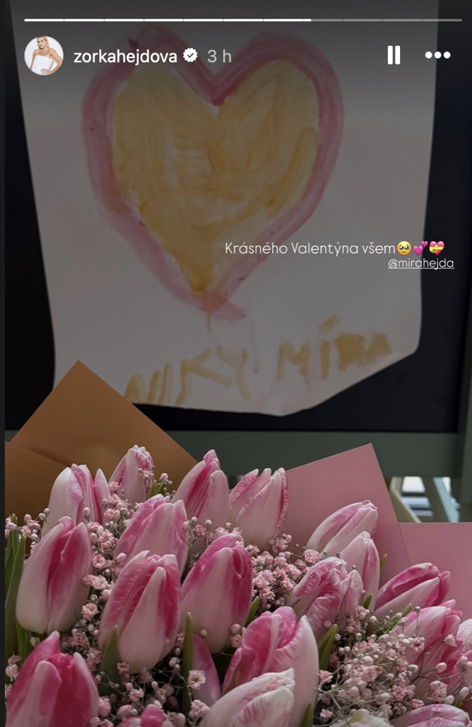 Zorka Hejdová dostala květiny.