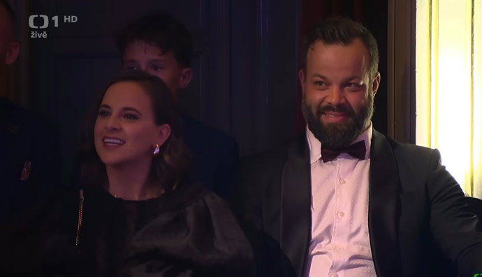 Radko Gudas vyřídilku své dcerky jen zpovzdálí nevěřícně sleduje. 