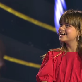 Talentovaná holčička má umění v krvi po své tetičce Karolíně. Takhle jí to slušelo na předávání cen Zlatá hokejka. 