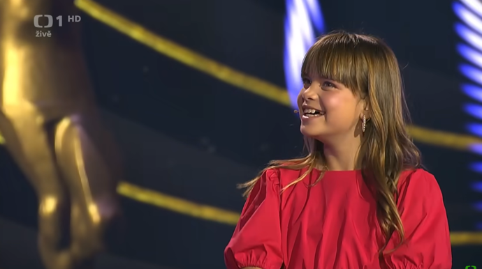 Talentovaná holčička má umění v krvi po své tetičce Karolíně. Takhle jí to slušelo na předávání cen Zlatá hokejka. 