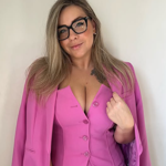 Na Instagramu ji můžeme najít na profilu Řekni ano stylu. 