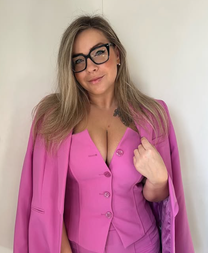 Na Instagramu ji můžeme najít na profilu Řekni ano stylu. 