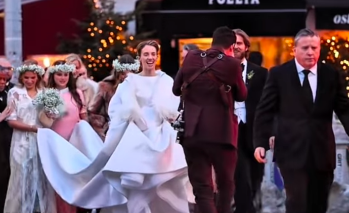 Maya Hawke do toho o víkendu tajně praštila.