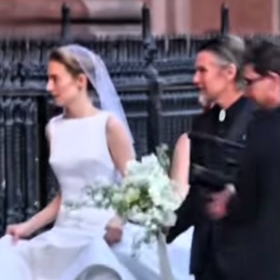 K oltáři ji dovedl její slavný otec Ethan Hawke.