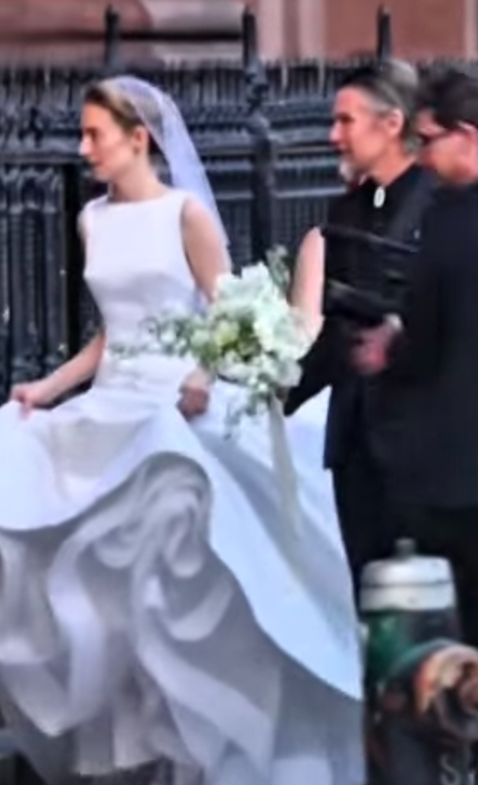 K oltáři ji dovedl její slavný otec Ethan Hawke.