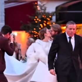 Nevěsta zvolila netradiční zimní outfit, přes bílé šaty přehodila i masivní péřový kabát.