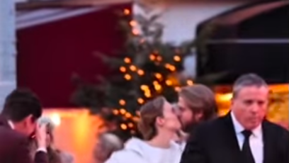 FOTO: Nevěsta zvolila netradiční zimní outfit, přes bílé šaty přehodila i masivní péřový kabát.