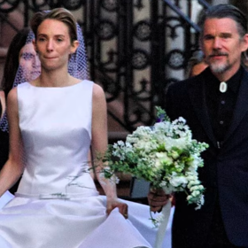K oltáři dovedl krásnou nevěstu její slavný tatínek, hollywoodský herec Ethan Hawke.