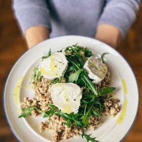 Svým klientům radí ohledně chutných a jednoduchých jídel do krabiček, která můžeme nosit s sebou do práce. 