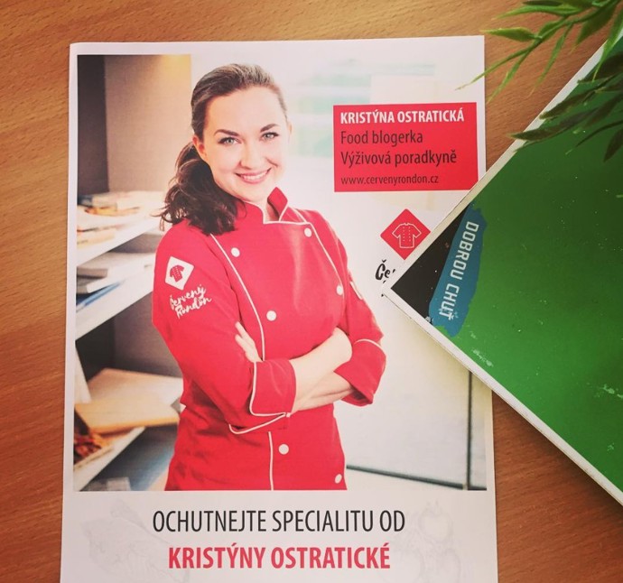 Červený rondon už patří mezi její poznávací znamení. 