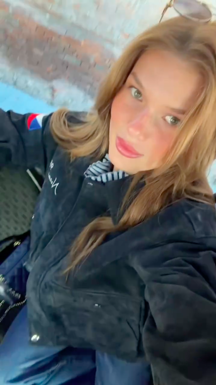 Nikola vzala své fanoušky do zákulisí.