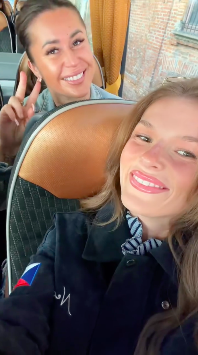 Na stadion rodinu Nečase odvezl autobus.