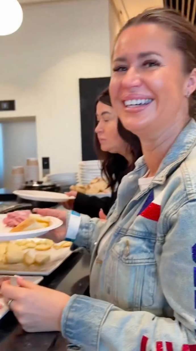 Aneta Nečasová u občertsvení.