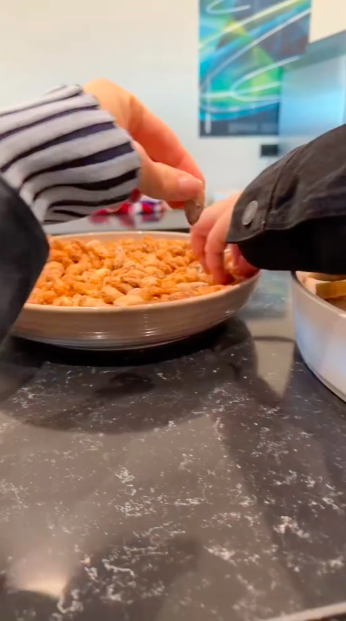 Během třetin měli k dispozici různé občerstvení.