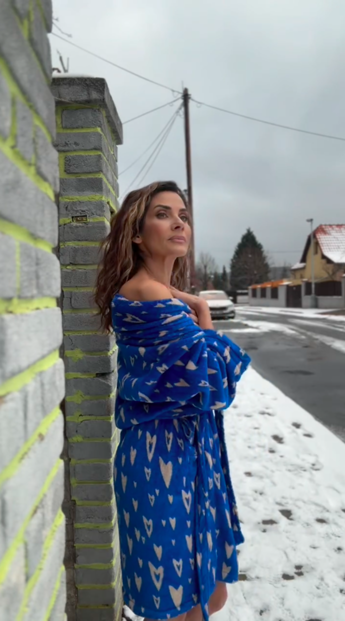 Ven vyšla pouze v župánku.