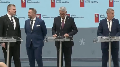 FOTO: Filip Turek se chtěl během tiskovky postavit po boku premiéra Andreje Babiše, ten ho ale vzápětí odsunul ke krajnímu pultíku.