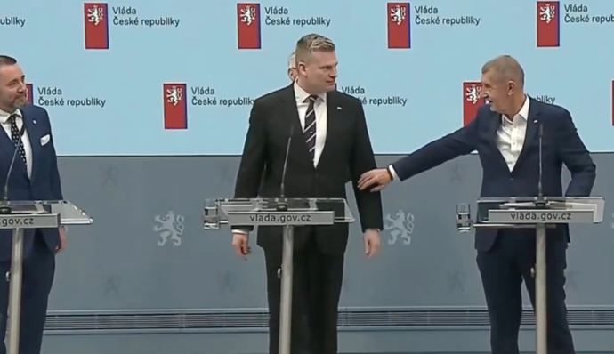 Filip Turek během tiskové konference k představení nového kandidáta na ministra životního prostředí zažil moment, na který jen tak nezapomene.