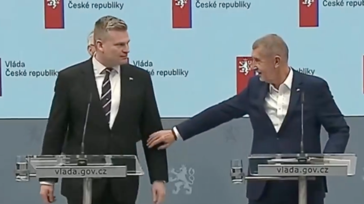 Filip Turek během tiskové konference k představení nového kandidáta na ministra životního prostředí zažil moment, na který jen tak nezapomene.