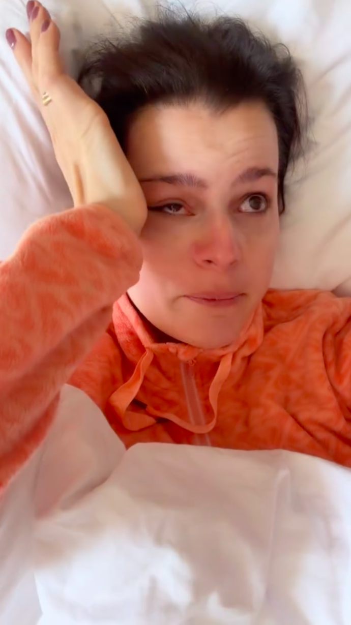 Zatímco Ornella ležela vyčerpaná na pokoji, její muž se okamžitě postaral o všechny tři děti a vyrazil s nimi na svah.