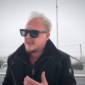 Ve videu byl naprosto přesvědčivý.