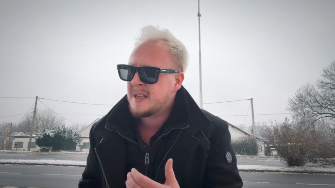 Ve videu byl naprosto přesvědčivý.