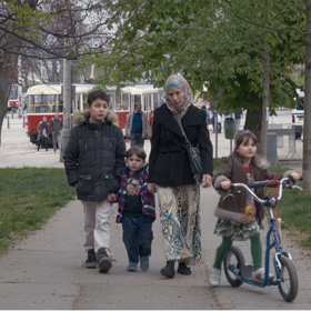 Dokument mapuje deset let života rodiny Alhariri.