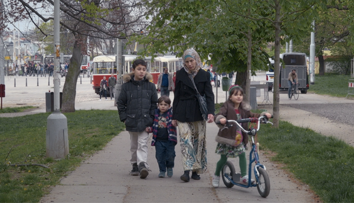 Dokument mapuje deset let života rodiny Alhariri.