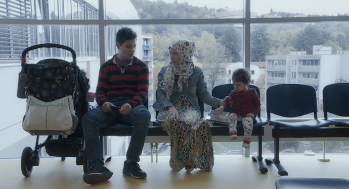 Dokument mapuje deset let života rodiny Alhariri.