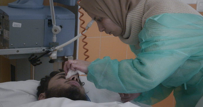 Amira se stará o nemocného syna.