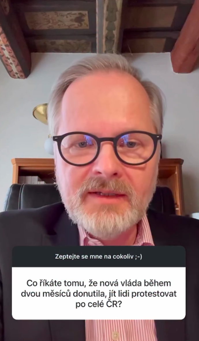 Fiala odpovídá i na zásadnější otázky než párky v rohlíku.