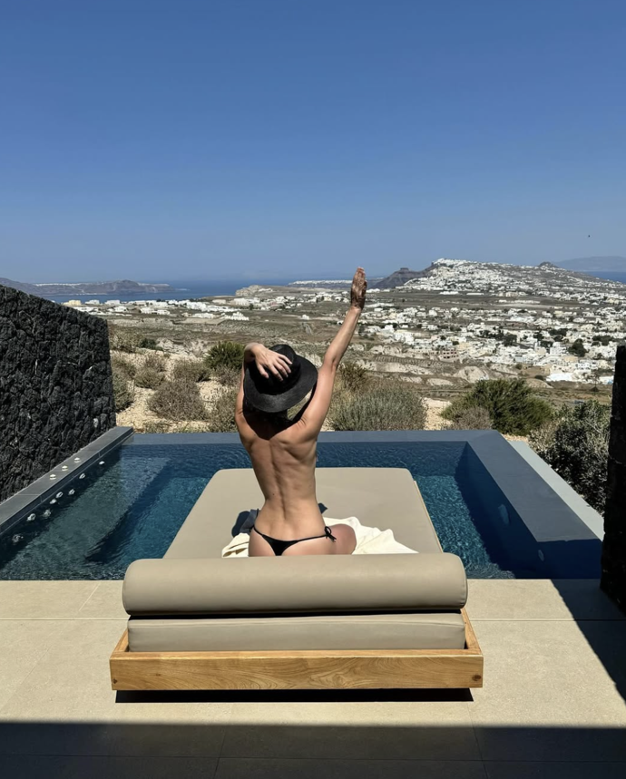 Kateřina odhodila svršky.