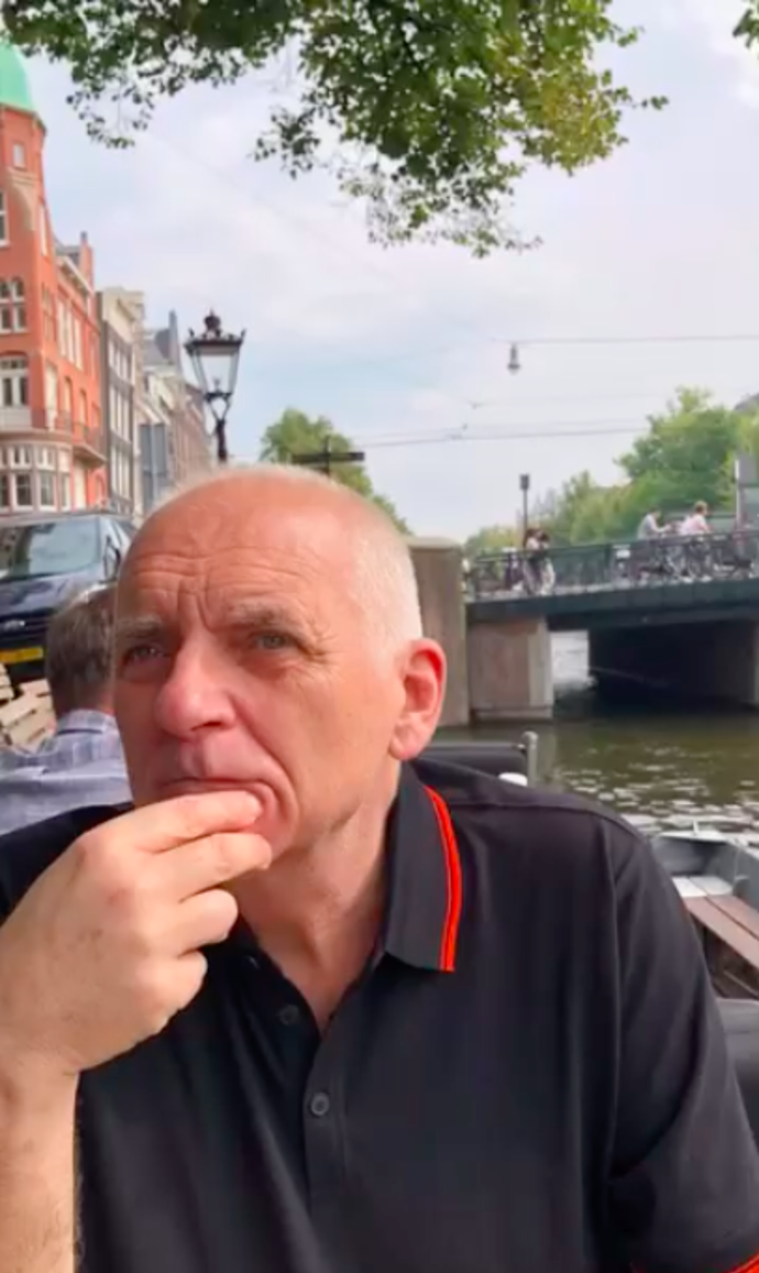 Policie po něm vyhlásila pátrání, kvůli údajným podvodům.