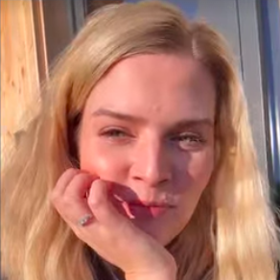 Svým fanouškům na sociálních sítích oznámila, že organizace nově ponese její vlastní jméno.