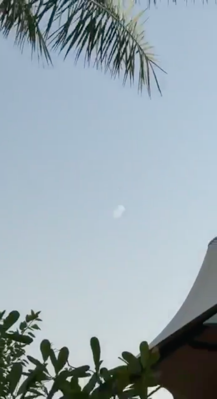 Nad hlavami jim zní výbuchy.