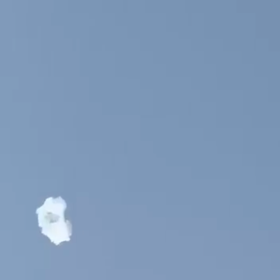 Čisté nebe kalí kouř z vybuchnutých raket.