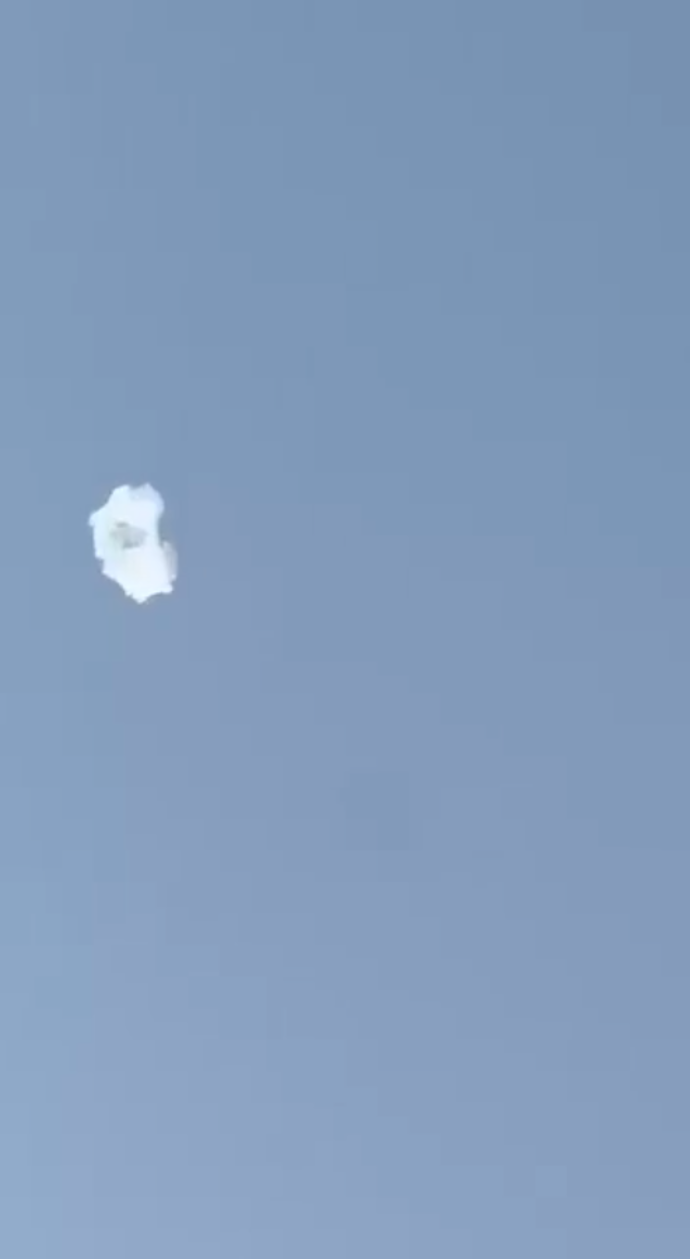 Čisté nebe kalí kouř z vybuchnutých raket.