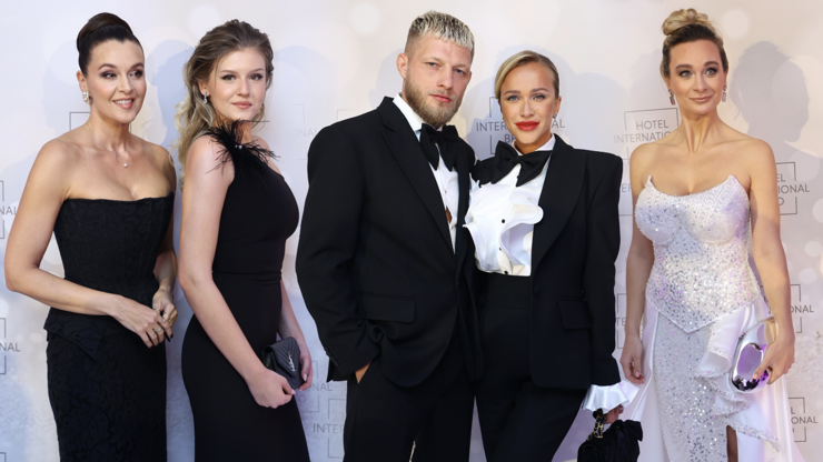 Božská Slováková v nezvyklém outfitu, dokonalá Kubelková i úlety Mottlové a Janečkové. Divoká móda z plesu