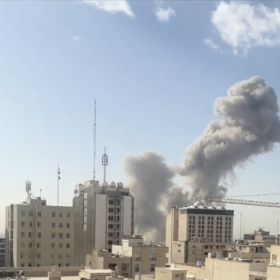 Izrael ve spolupráci se Spojenými státy nečekaně zaútočil na vojenské cíle v Íránu.